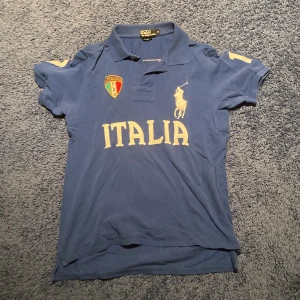 Ralph lauren - Sjukt snygg piqe tröja från Ralph lauren. Perfekt skick och är storlek M men passar även en S! Inköpt för 1100kr mitt pris 300kr, pris ej hugget i sten vid snabb affär👍