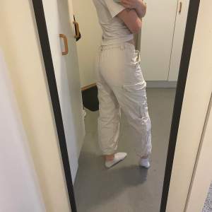 Snygga cargo byxor från asos petite som knappt är använda men tyvärr är för korta på mig. Jag är 165cm och byxorna sitter bra utöver längden. Dom har tyvärr slitits upp lite längst upp men det är inget som syns när byxorna är på och knäppta 