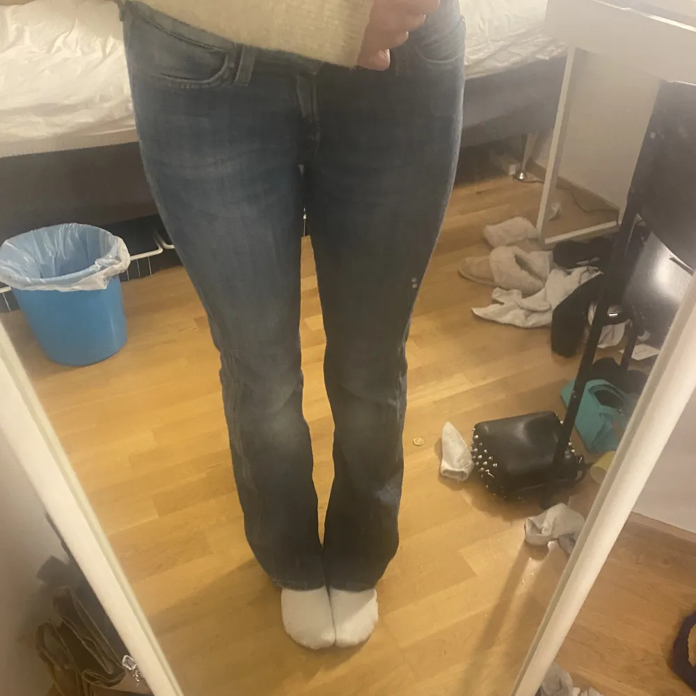 Säljer dessa jättefina lågmidjade  Lee jeans i storlek s och längd 32. Men skulle säga att det passar xs också då dom är små i storleken💞💞. Jeans & Byxor.