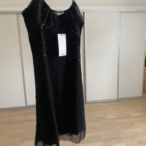 Mango klänning - Så sjukt fin klänning från Mango, sprillans ny med prislapp kvar. Säljer pga att den var för liten💖 Köparen står för frakten❤️