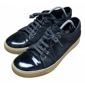 Lanvins - Säljer Lanvins i befintligt skick!  Fraktas via PostNord🚚📦  Färg: Svart  Storlek US 9 alltså 42 men passar 44/45    Låda medföljer inte  Skriv gärna ifall ni undrar över något😁      De är polsk storlek så dom sitter inte riktigt som vanligt👍