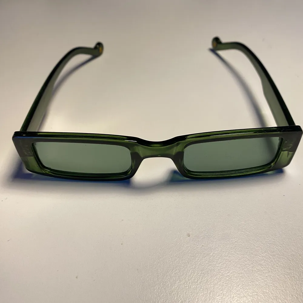 Ascoola gröna solglasögon i 90-tals stil! Men får ej användning för dom. Använda en gång på fest. Accessoarer.