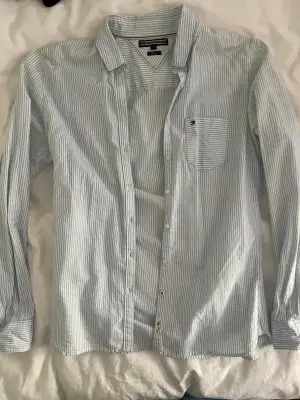 Skjorta i ljusblå/vit från Tommy Hilfiger, modell fitted.