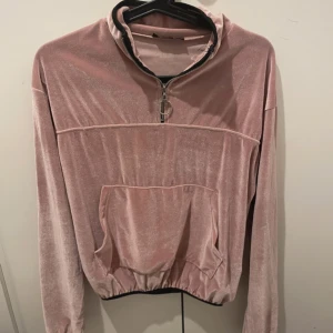Rosa tröja - Tunn material. Jättebra skick. Köpt från libanon
