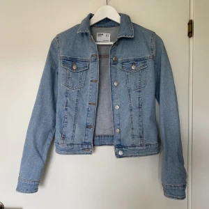 Jeansjacka - Jeansjacka från bershka stl XS