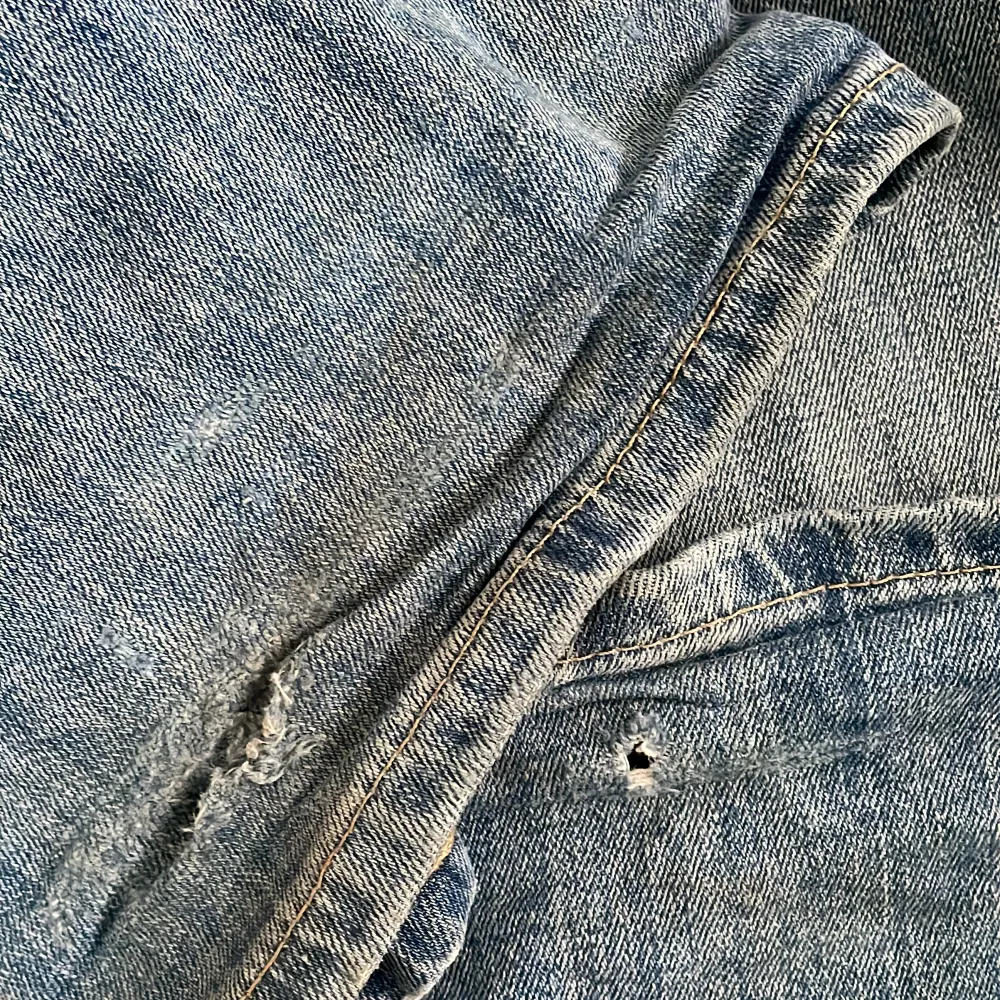 bootcut jeans från esprit, köpta på sellpy med helt okej skick, då småa defekter finns 💗. Jeans & Byxor.