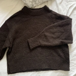 stickad tröja  - Säljer denna stickade tröjan från gina, lite nopprig men annars i fint skick! Två ganska höga slitsar i sidan 