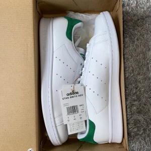 ADIDAS STAN SMITH ADV - Adidas stan smith Klassisk sko Helt nya/fresh out the box Size: 43/9,5 Nypris: 1099kr
