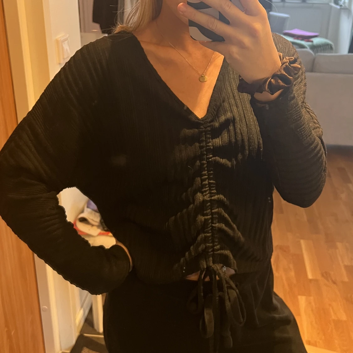 Svart justerbar stickad tröja