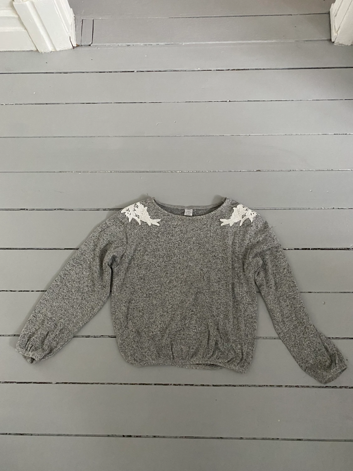 Grå tröja med mönster