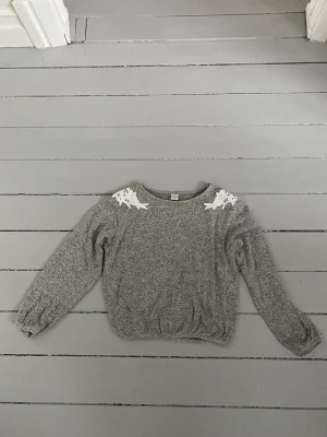 Grå tröja med mönster - Hej! Nu säljer jag denna tröja från Lindex kids, den är väldigt len och ganska stor vid axlarna. Den var en av mina favorit tröjor. Den är i storlek 146/152 och 10-12 år! 🤗 Såklart så tvättas den innan den skickas iväg hem till dig! Tack!🤗💕