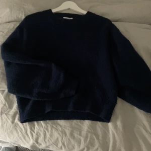 Stickad tröja - Jättefin stickad tröja från Other stories i storlek m men passar även s. Nypris 599