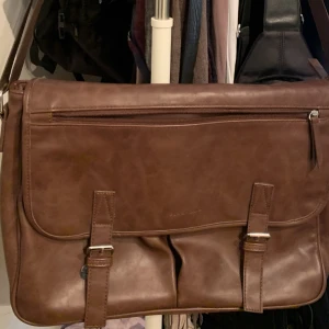Pier one messenger bag - En pier one messenger bag i bra skick ( den har några okej fläckar inuti , men inget som märks , de sista bilden) Jag säljer väskan då den är för stor för min smak , den köptes på Sellpy för inte så länge sedan . Priset går att diskutera :) 