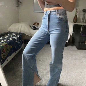 Blå Jens  - Blå högmidjade jens med slits fårn zara. Inte använt på ett tag och självet därför dom. Köparen står för frakten 