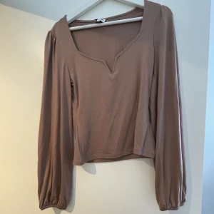Brun topp - Säljer även denna bruna toppen (samma modell fast i brunt). Säljer även denna i svart, används inte längre därav säljs den🤎 Klicka på KÖP NU!