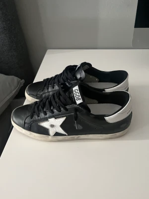 Golden goose skor - Golden goose skor, skick 8/10 sulan ska vara sliten med färgningar. Annars general wear. Storlek 41 passar aningen större. 