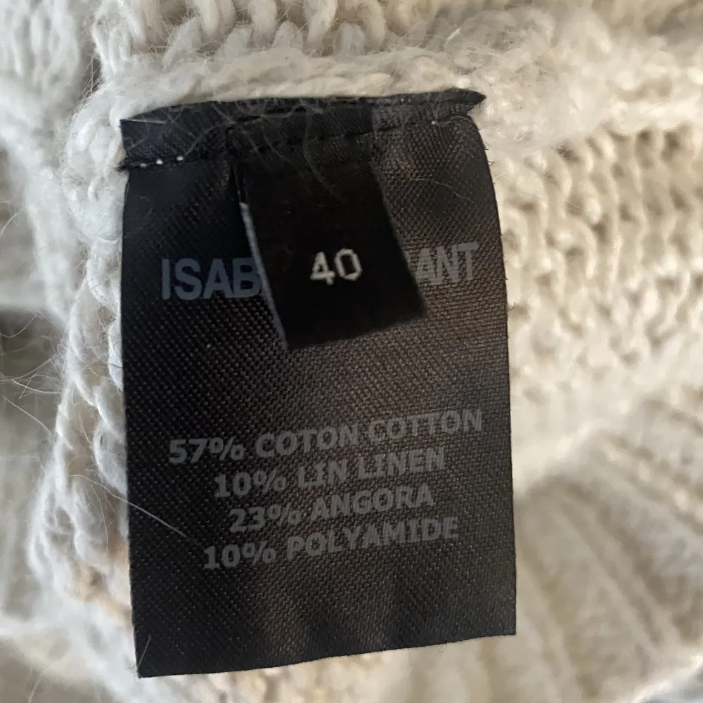 Superfin stickad tröja från Isabel Marant i bomull och angora, köpt på Vestiaire! Står FR40 i lappen men skulle säga att den snarare är en XS/S. Pris kan diskuteras vid snabb affär💕. Stickat.