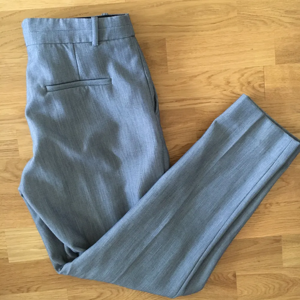 Ljusgrå fina byxor från Carin Wester . Jeans & Byxor.