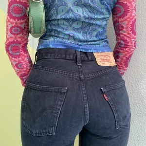 Levis jeans - Så snygga Levis 501s i mörkblå färg 💙 midjemått cirka 66 cm, längd 73-74 cm. 