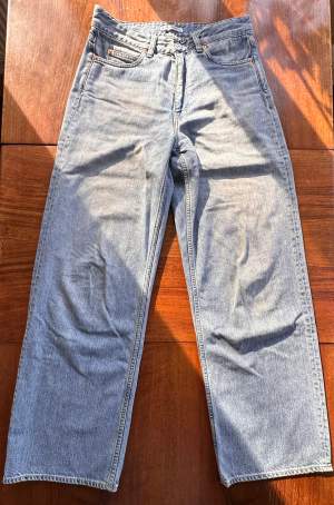 Our Legacy full cut jeans  Storlek: 34 (Stor i storleken) Skick: Nyskick Färg: Blå (smutsblå)