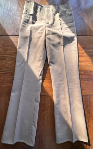 Acne Studios Kostymbyxa - Acne Studios kostymbyxa  Storlek: 44 Skick: Nyskick Färg: Beige