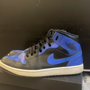 JORDAN 1 "HYPER ROYAL" MID - Nu säljer jag mina jordans, har haft dom ett tag och skicket är 6/10 och kostar 2999 nypris men då det är lite slitage så är det en fin prissänknig, priset kan sänkas vid snabb affär OBS skorna kommer utan låda 