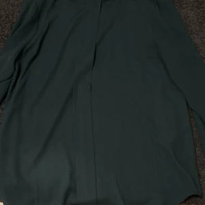 Grön blus - Säljer den här då den inte kommer till användning, den är helt ny och är inte använd på något sätt prislappen sitter kvar, tryck på köp nu knappen om du vill köpa💕💖