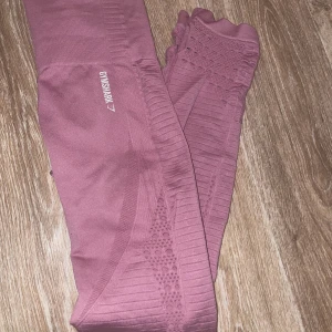 Gymshark Tights - Rosa snygga tight ifrån gymshark. Knappt använda. Storlek xs. 100kr +frakt