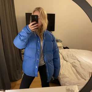Blå fjällräven liknade jacka - Säljer denna skit snygga blåa vinterjacka. Den är väldigt lik en fjällräven och är väldigt snygg. Tyvärr saknas luvan då jag inte hittar den. Jackan är rätt så använd. Jackan är varm (dunjacka) och funkar bra på vintern