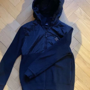 J.Lindberg cardigan  - Lindberg cardigan som bara är andvänd fåtal gånger, inga defekter eller liknande, herr storlek M. Skriv för fler bilder eller info. 