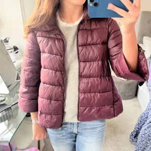 Trekvartsärmad dunjacka!! - SÅ SNYGG trekvartsärmad dunjacka!❤️ Står ingen storlek men skulle säga s/m
