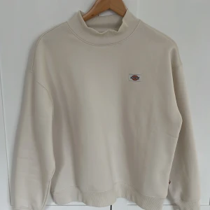Snygg sweatshirt - Basic snygg dickies sweatshirt, lite för stor för mig därav säljer jag den💘 köpt för drygt 600kr säljer för 200kr men pris kan diskuteras 