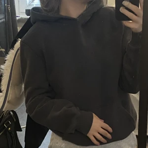 Mörkgrå hoodie - Bra skick!!