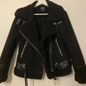 Jacka från Zara  - Säljer denna jättefina jacka från Zara då den tyvärr är för liten för mig. Endast använd ett få tal gånger. 