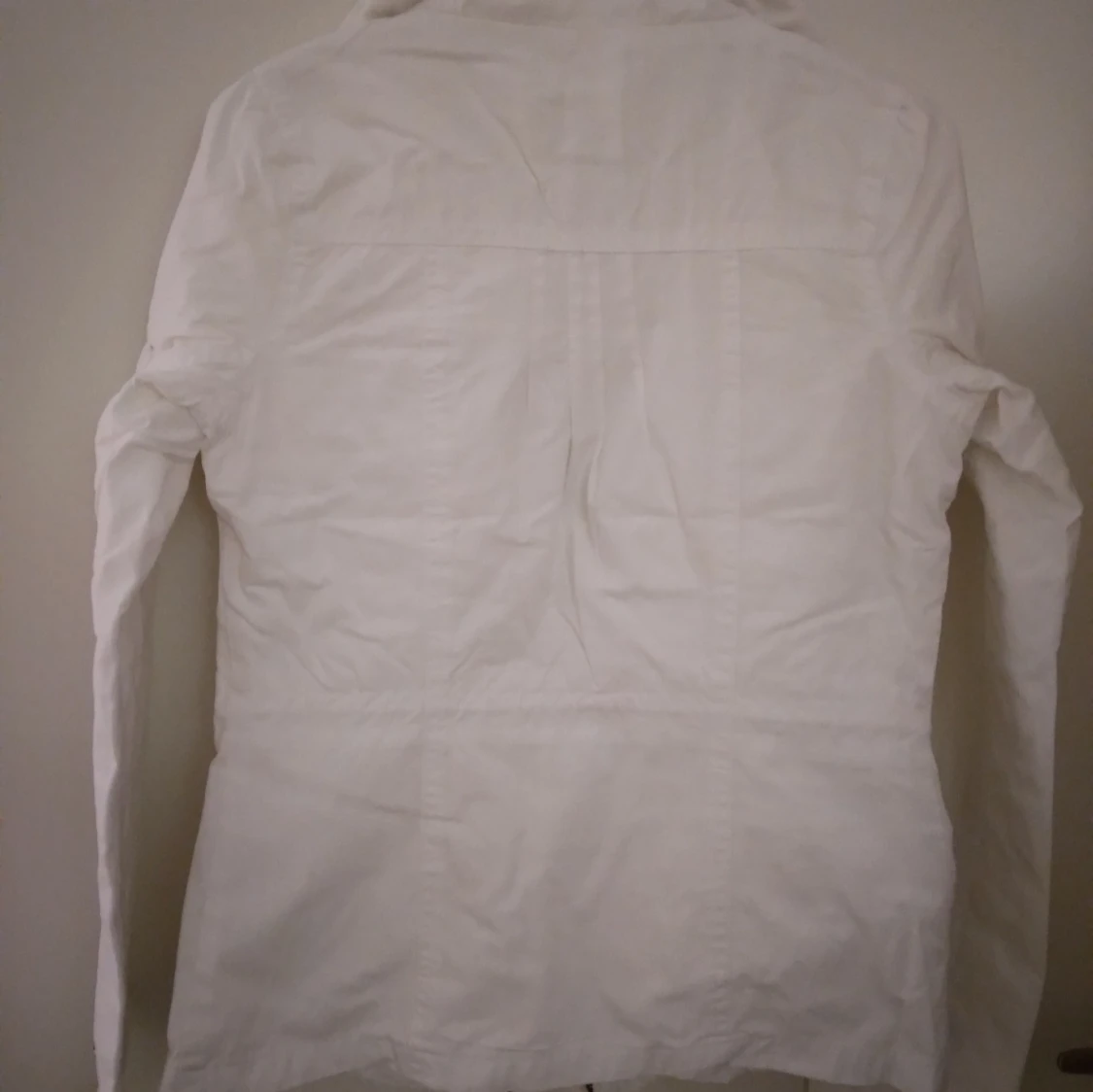 Vit vårjacka / sommarjacka / utilityjacka. Strlk: XS. Liten defekt. - 1