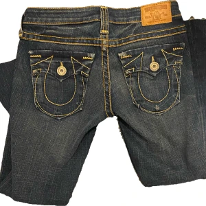 low waist true religion! - säljer ett par jättesnygga bootcut lowwaist true religion pga att de är aldeles för korta på mig som är 170. De är avklippta nedtill så skulle nog passa perfekt på nån som är 160 typ💕skriv för fler bilder eller mått