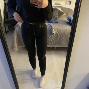 Svarta jeans - Säljer mina svarta jeans från lager 157 då de inte kommer till användning. De är i bra skick. Storleken är S men jag anser att de är på gränsen till M få de är stora på mig. 