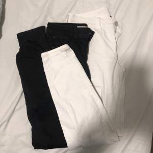 svart och vit skinny jeans för 100kr!! vita är storlek 34 och är från American Eagle, svarta är EUR 164 och från Lindex. Skriv för fler bilder eller om du vill köpa båda 💕
