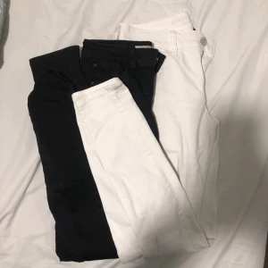 skinny jeans - svart och vit skinny jeans för 100kr!! vita är storlek 34 och är från American Eagle, svarta är EUR 164 och från Lindex. Skriv för fler bilder eller om du vill köpa båda 💕