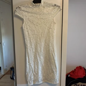 Vit klänning - Vit studentklänning endast använd en gång. 
