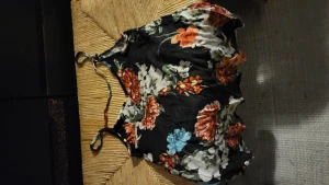 Somrigt - Bild 1 ginatricot xs  Bild 2 bonprix collection storlek 40 Bild 3 john Baner 46 men inte så stor i storlek tycker ja.