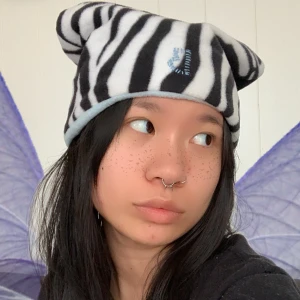 B MÖSSA - Super cool creddig Beata Rydbacken B-mössa. Köpte för 2 år sedan? men har knappt använt den för jag tycker tyvärr den är för liten på mig, ville haft större passform. Detta är storlek S