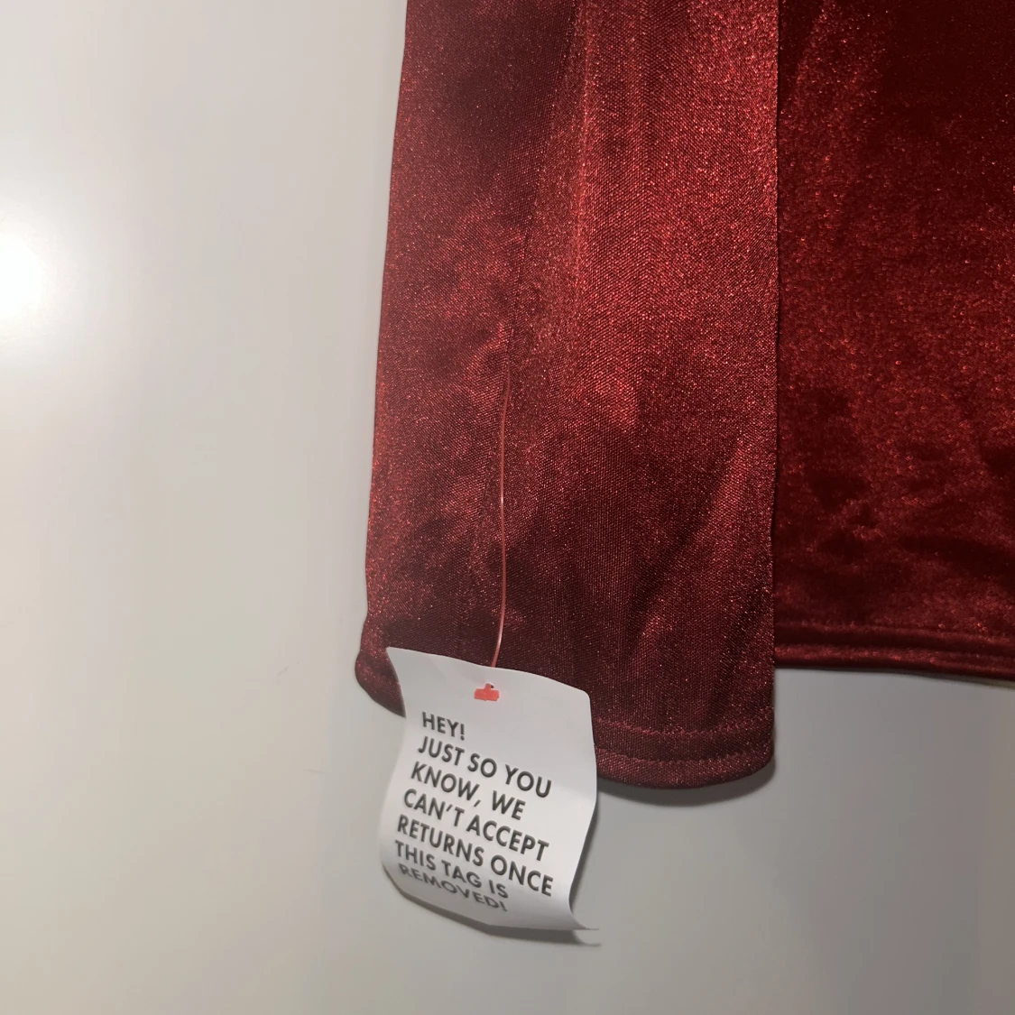 Vinröd maxiklänning i satin med korsett och draperad ringning  - 91