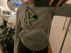 Hoodie  - Asball hoodie från Abercrombie & fitch!  Barnstorlek L, sitter som en xs💚 Hör av er vid frågor! Köpare står för frakt☺️
