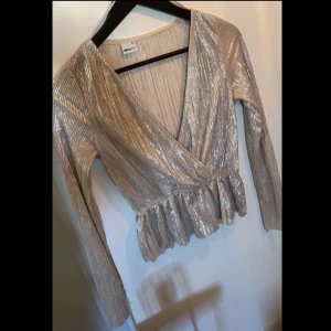 Ginatricot- Croptop  - Guldig croptop från ginatricot, använd endast 1 tillfälle. 