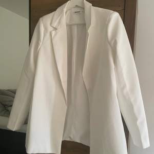 En snygg blazer ifrån missguided i strl M, aldrig använd. Köpt för ish 420kr, säljer för 200kr! 