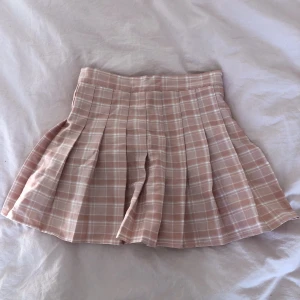 Plisserad mini kjol - Plisserad kjol med insydda shorts. Jätte fin men inte riktigt min stil.