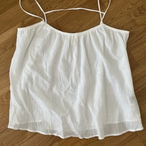 Vit linne  - Fint vitt sommarlinne från hm. Jag säljer linnet för den inte har kommit till någon användning💕