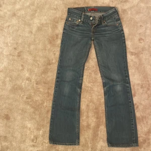 Lågmidjade levis - Säljer dessa skit snygga raka lågmidjade Levis jeansen! Har fått hem fel vara så där av inga bilder när jag har på mig de då det är för små för mig! ❤️❤️ det är modell 557 o i storlek 24/32 Se sista bilden för rätt färg på byxorna💫