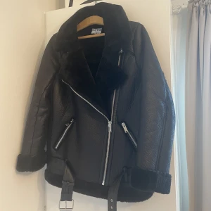 Jacka i PU (nakd) - Använd ca 3-4 ggr